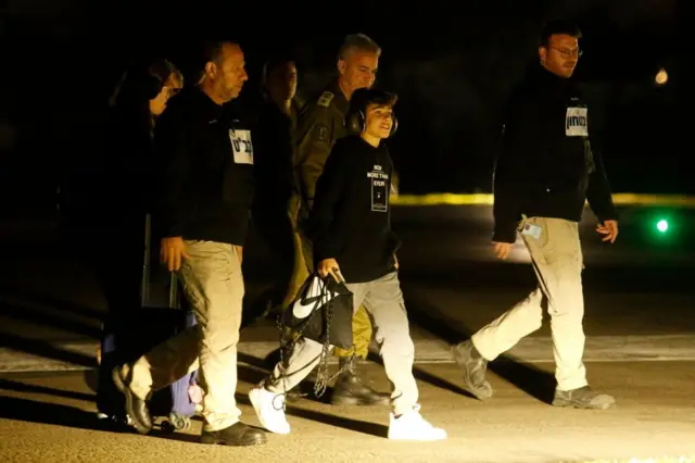 Un niño acompañado por soldados israelíes.