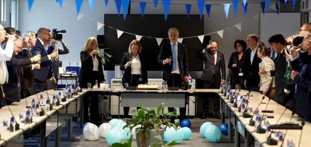 زعيم حزب "الحرية" خيرت فيلدرز يلتقي بأعضاء حزبه في البرلمان الهولندي.