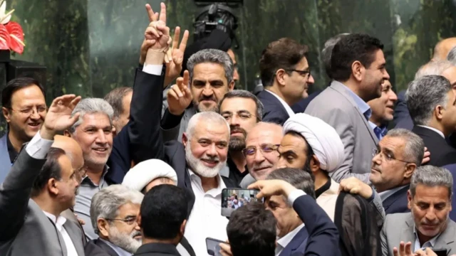 Ismail Haniyeh, entouré de députés iraniens au parlement iranien à Téhéran mardi