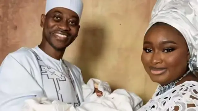 Lateef Adedimeji ati Mo Bimpe iyawo rẹ, gbe ọkan ninu awọn ibẹta wọn dani. Wọn wọṣo funfun.