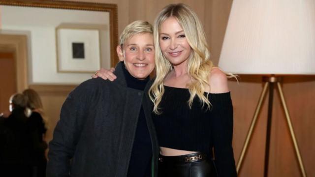 Ellen DeGeneres, ao lado de sua parceira Portia de Rossi, fotografadas em 2022