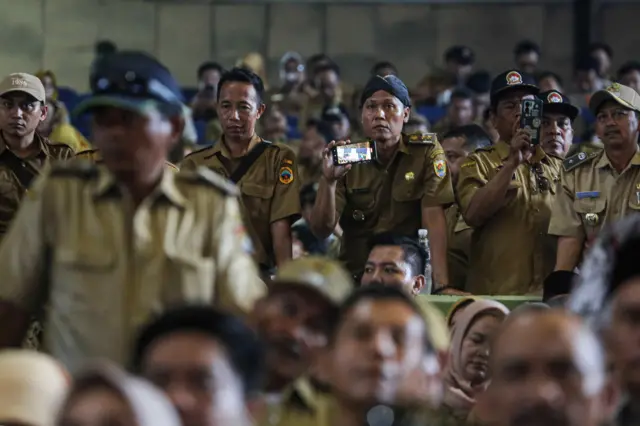Sejumlah kepala daerah merekam kegiatan Peluncuran Koperasi Desa/Kelurahan dan Dialog Percepatan Musyawarah Desa/Kelurahan Merah Putih di Jawa Tengah di Holy Stadium, Semarang, Jawa Tengah, Selasa (6/5/2025). Kegiatan yang dihadiri delapan menteri, wakil menteri kabinet merah putih, Gubernur serta Wagub Jateng dan 9.000 peserta kepala daerah maupun desa se-Jawa Tengah tersebut membahas tentang percepatan musyawarah pembentukan koperasi Desa/Kelurahan Merah Putih di provinsi itu dengan anggaran melalui APBN sebesar Rp3 miliar hingga Rp5 miliar per koperasi sekaligus penyerahan bantuan sarana dan prasarana untuk pemerintah desa, petani, serta nelayan dari Pemprov Jateng.