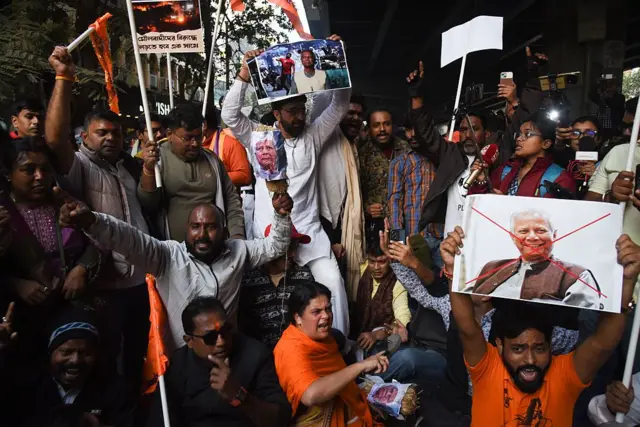 সোমবারও কলকাতায় বাংলাদেশি উপদূতাবাসের কাছে বিক্ষোভ হয়েছিল, এতে যোগ দিয়েছিলেন বিজেপি ও হিন্দুত্ববাদী সংগঠনের নেতাকর্মীরা 