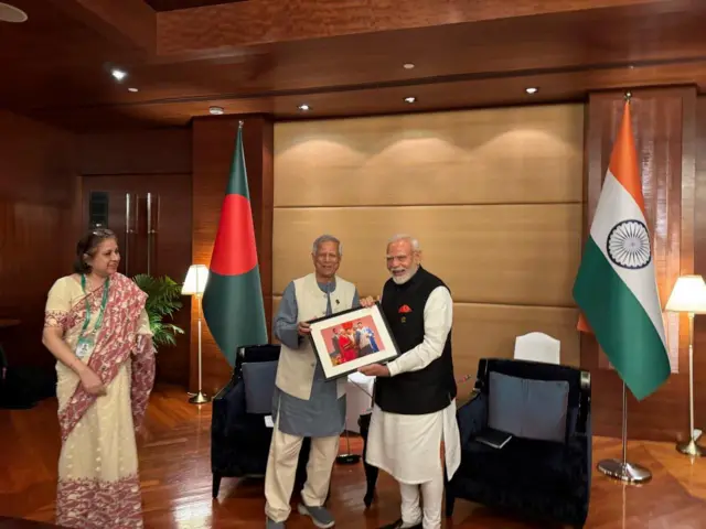 দশ বছর আগে ভারতের বিজ্ঞান কংগ্রেসে ড: ইউনূসকে মোদীর সম্মানিত করার ছবি তুলে দেওয়া হয় ভারতের প্রধানমন্ত্রীর হাতে