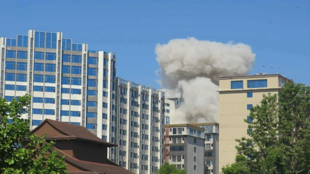 BGF ထိန်းချုပ်ထားတဲ့ ရွှေကုက္ကိုမြို့သစ်ထဲက အထပ်မြင့် ကျားဖြန့်အဆောက်အအုံတစ်ခုကို ဖြိုချနေတဲ့မြင်ကွင်း