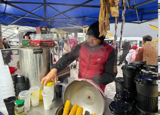 Сув сотаётган йигит.