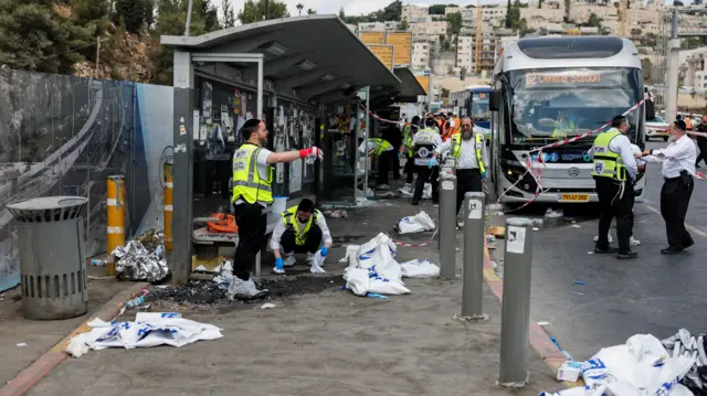 صورة تظهر آثار الهجوم الذي استهدف موقف حافلات في مدينة القدس (8 سبتمبر/أيلول 2025)