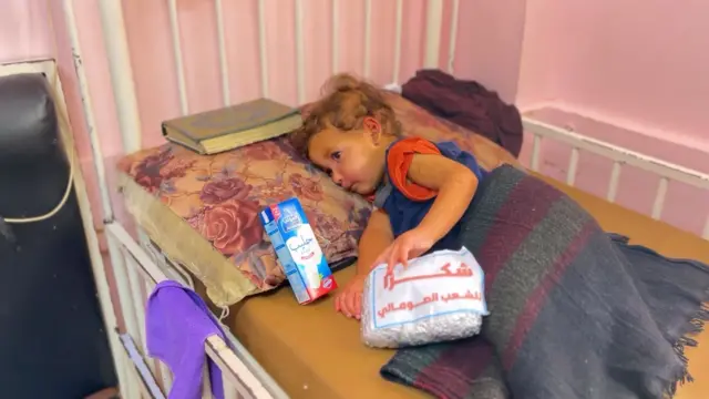 Muuqaallada lagasoo duubay gargaarkaas ayaa waxa ka mid ahaa halku dhigyo loogu mahadcelinayo shacabka Soomaliyeed oo ay ka mikd ahaayeen “ ololaha Shacabka Soomaaliyeed ee quudinta Reer Qasa”iyo “Mahadsanidiin Shacabka Soomaaliyeed”