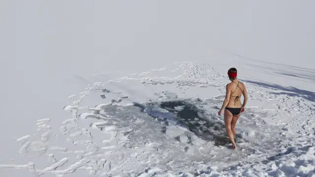 žena na ledenom jezeru 