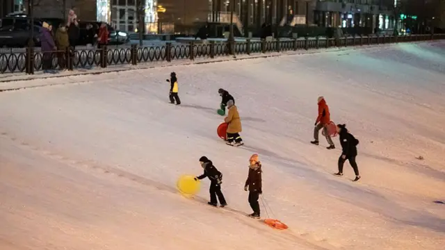 Діти катаються на горці в одному з районів Києва 
