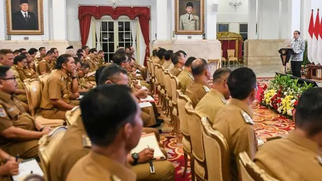 Presiden Joko Widodo (kanan) memberikan arahan kepada penjabat kepala daerah se-Indonesia di Istana Negara, Jakarta, senin (30/10/2023).