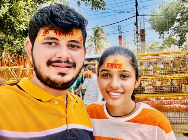 ચંદ્રિકાબહેન અને તેમના મિત્ર હરેશ ચૌધરીની તસ્વીર. બનાસકાંઠા : 19 વર્ષની ચંદ્રિકાની હત્યા પાછળ સાટા પ્રથા અને ગુજરાતનો સેક્સ રેશિયો જવાબદાર છે? ગુજરાત બીબીસી ગુજરાતી પોલીસ કોર્ટ કેસ ક્રાઇમ ગુનો અપરાધ લગ્ન વ્યવસ્થા કુપ્રથા પ્રથા 