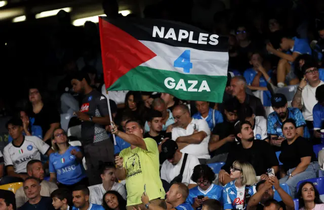 به رسمیت شناختن کشور فلسطین روز دوشنبه در نقاط مختلف جهان با واکنش روبرو شد. اینجا هوادار تیم ناپولی ایتالیا در هنگام مسابقه در ورزشگاه دیگو مارادونا این شهر پرچم حمایت از فلسطین را بالا برده است