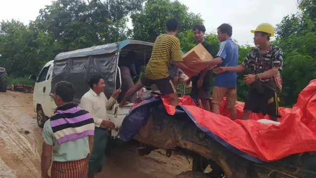 သပြေပင်ရွာအတွက် အထောက်အပံ့ပစ္စည်းပေးပို့ဖို့ပြင်ဆင်နေကြစဉ်