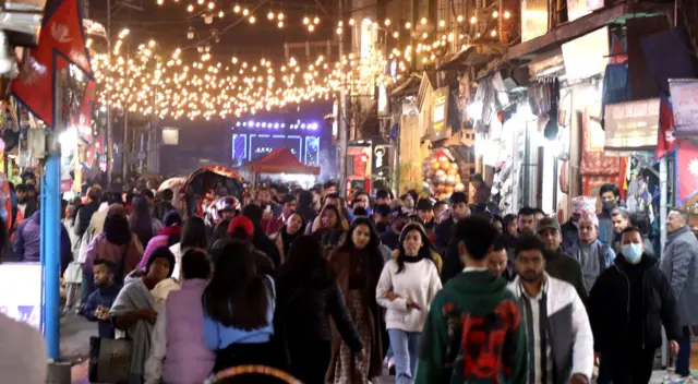 नयाँ वर्षको पूर्वसन्ध्यामा काठमाण्डूको ठमेलमा नयाँ वर्षको स्वागतका लागि भेला भएका मानिसहरू