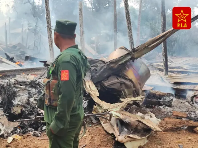 တော်လှန်ရေးအဖွဲ့တွေ သိမ်းပိုက်ချိန်က ကန့်ဒေါင့်ရဲစခန်းတိုက်ပွဲမှာ ပျက်ကျခဲ့တဲ့ စစ်ကောင်စီလေယာဉ် (ပုံဟောင်း)