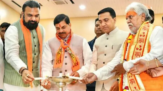 प्रेम कुमार और अन्य बीजेपी नेता दीप प्रज्वलित करते हुए