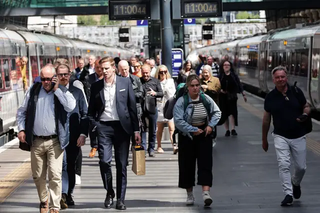Pasajeros tras bajarse de unos trenes en la estación de San Pancras, en Londres.