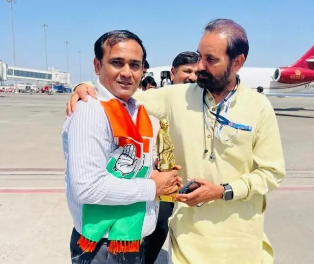 કૉંગ્રેસ પ્રદેશ પ્રમુખ શક્તિસિંહ ગોહિલ સાથે નીલેશ કુંભાણી