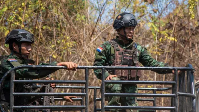 KNDF တပ်ဖွဲ့ဝင်တချို့ (ပုံဟောင်း)