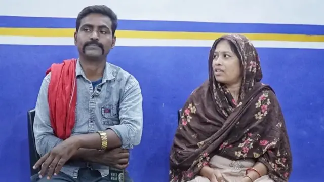 ভোটের আবহে সরিনা হাঁসদা ও তার স্বামী মুহাম্মদ এজাজের মতো যুগল ‘নির্বাচনি ইস্যুতে’ পরিণত হয়েছেন বলে অভিযোগ।