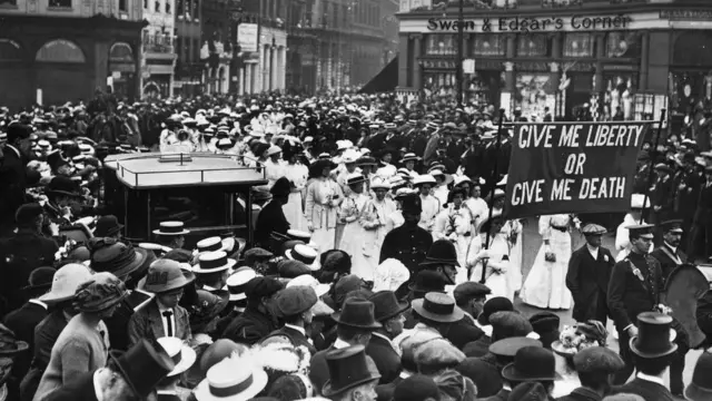 رز لامارتین ییتس پس از تصادف مرگبار امیلی دیویسون با اسب پادشاه در اپسوم بر بالین او بود و مراسم تشییع جنازهای ترتیب داد که هزاران نفر از مردم در آن شرکت کردند