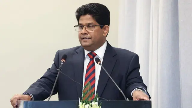 චමින්ද කුලරත්න උත්සව සභාවක් අමතන ඡායාරූපයකි