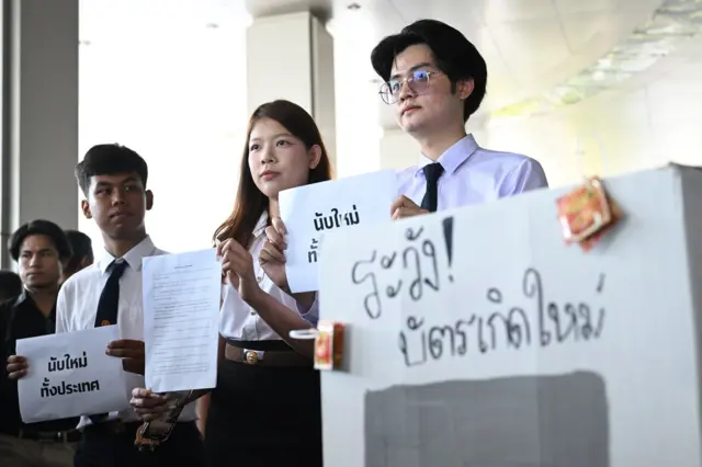 นักศึกษาและประชาชนเดินทางมายังศูนย์ราชการ ซึ่งเป็นที่ตั้งของสำนักงาน กกต. เมื่อ 11 ก.พ. เรียกร้อง 5 ข้อ ในจำนวนนี้คือให้ กกต. นับคะแนนใหม่ทั้งประเทศ และเอาผิดเจ้าหน้าที่ที่ปล่อยปละละเลยให้เกิดการทุจริต