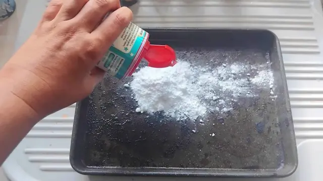 Матильда Велін випробувала миючі властивості харчової соди на раковині у ванній кімнаті, брудному деку для запікання, заплямованій тканині та черевиках - але безрезультатно