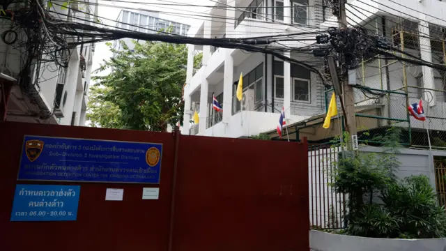 บริเวณด้านนอกของสถานกักตัวคนต่างด้าว สำนักงานตรวจคนเข้าเมือง (สตม.) 