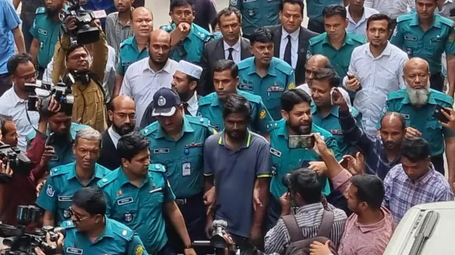 প্রায় ত্রিশ ঘণ্টা নিখোঁজ থাকার পর বৃহস্পতিবার সকালে সাংবাদিক মি. শামসকে আদালতে হাজির করা হয়।