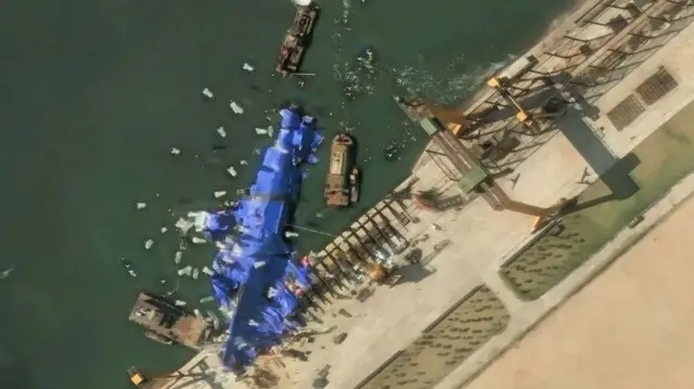 위성 사진에는 구축함이 해상으로 전복된 이후 이를 은폐하려는 시도로 보이는 움직임이 포착됐다