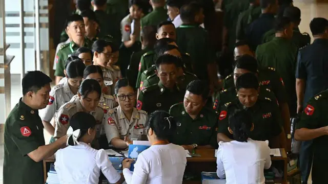 တပ်မတော်သားလွှတ်တော်အမတ်တွေ