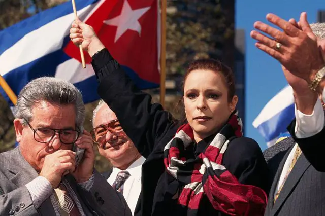 Alina con una bandera cubana