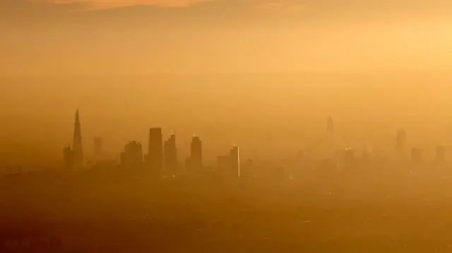 Vista de una neblina amarillenta que cubre a Londres.