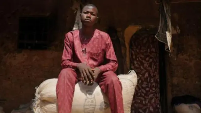 Yaro zaune a kan buhuna