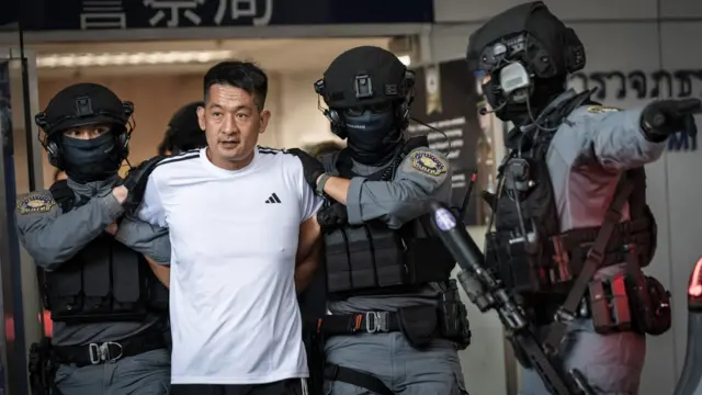 ဘေဂျင်းဘက်က အလိုရှိနေတဲ့ ရှီကျီကျန်းကို ထိုင်းလုံခြုံရေးအထူးတပ်ဖွဲ့ဝင်တွေက ခေါ်ဆောင်လာတာဖြစ်ပါတယ်။