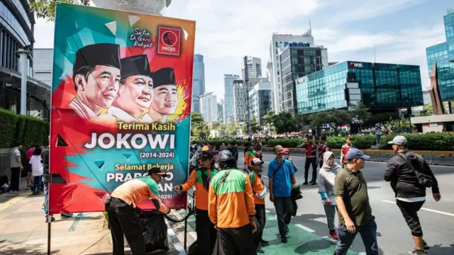 Pengamat menilai Presiden Prabowo Subianto belum bisa sepenuhnya lepa dari bayang-bayang Jokowi.