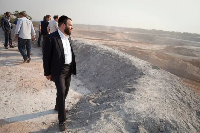 Le milliardaire israélien Dan Gertler regarde les opérations minières à ciel ouvert à la mine de cuivre Mashitu de Comide SPRL, exploitée par Eurasian Natural Resources Corp. (ENRC), dans la province du Katanga, en République démocratique du Congo, le mercredi 1er août 2012.