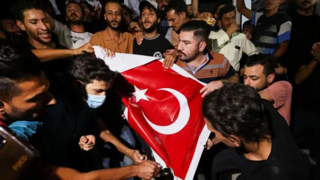 Irak'ın Necef şehrinde Türkiye'nin vize merkezinin önünde protestolar düzenlendi