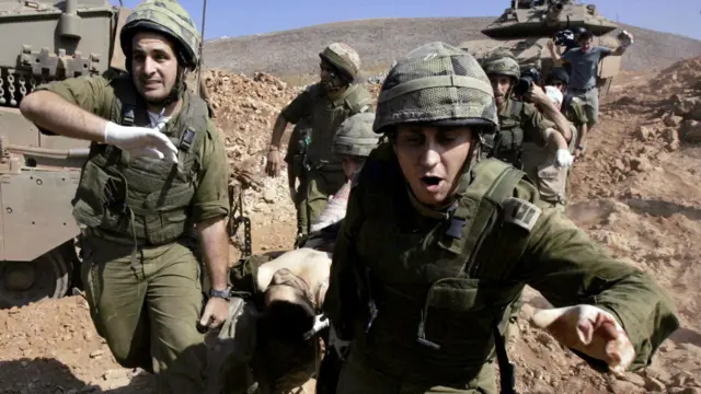 ২০০৬ সালের ২৪ই জুলাই দক্ষিণ লেবাননের অভ্যন্তরে আক্রমণের পর একজন আহত ইসরায়েলি সেনাকে সীমান্তের ওপার থেকে ইসরায়েলে নিয়ে আসা হয় 