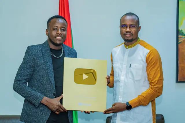 Le Général Tchoutchoubatchou et Rimtalba Jean Emmanuel Ouédraogo tiennent le trophée YouTube