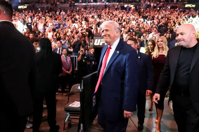 အီရန်အရေး ဆွေးနွေးပွဲအတွက် ဒုသမ္မတကို ပါကစ္စတန်ကို စေလွှတ်ထားတဲ့ သမ္မတ ထရမ့်တစ်ယောက် ဧပြီလ ၁၁ ရက်ညမှာ မိုင်ယာမီမှာပြုလုပ်တဲ့ UFC ပြိုင်ပွဲကို အားပေးခဲ့