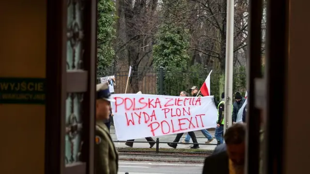 Polonya'da AB karşıtı çiftçiler, AB'nin yardımlarını protesto etti.