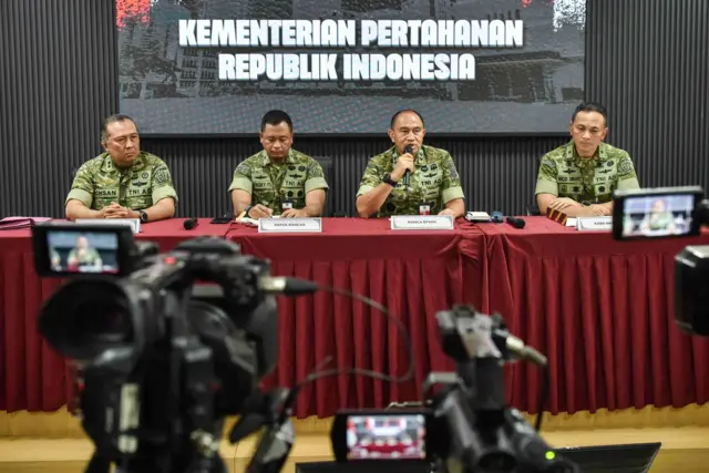 Kepala BPSDM Kemhan Mayjen TNI Ketut Gede Wetan Pastia (kedua kanan) didampingi Kapus Komcad Bacadnas Kemhan Brigjen TNI Hengki Yuda (kedua kiri), Karo Infohan Setjen Kemhan Brigjen TNI Rico Ricardo Sirait (kanan) dan Tim Kesehatan (Puskes TNI) Letkol CKM Ichsan (kiri) memberikan keterangan pada konferensi pers evaluasi latihan dasar SPPI KDKMP di Kantor Kementerian Pertahanan, Jakarta, Sabtu (27/6/2026). Kementerian Pertahanan akan memperkuat aspek kesehatan peserta meliputi pemeriksaan kesehatan berkala bagi peserta latihan dasar kemiliteran (latsarmil) Program Sarjana Penggerak Pembangunan Indonesia (SPPI) Koperasi Desa/Kelurahan Merah Putih (KDKMP) dengan faktor risiko, penyesuaian intensitas latihan sesuai kondisi kesehatan dan serta penguatan pengawasan medis di setiap satuan pendidikan.
