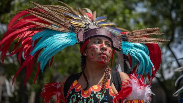 Una mujer con traje pre-hispánico en un desfile por la Madre Tierra en Ciudad de México.