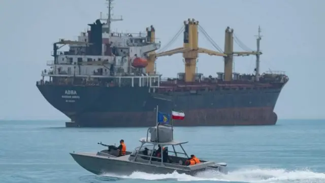 হরমুজ প্রণালিতে ইরানের সামরিক বাহিনীর টহলের দৃশ্য