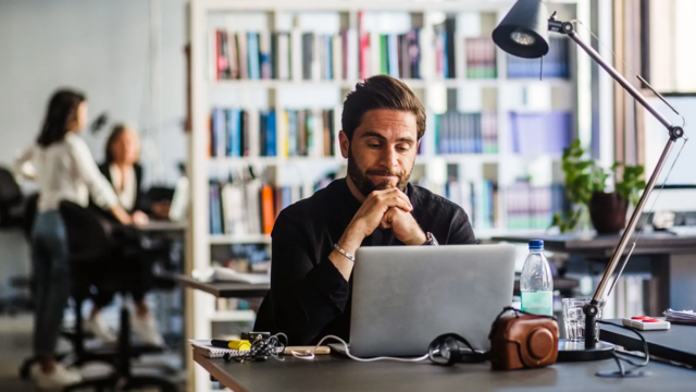 Homem com expressãobetano é confiáveldesapontadobetano é confiávelfrente a notebook