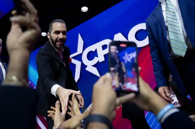 El presidente de El Salvador, Nayib Bukele, saluda a la audiencia tras su discurso en la Conferencia de Acción Política Conservadora (CPAC, por sus siglas en inglés), celebrada en National Harbor, Maryland, Estados Unidos, el 22 de febrero de 2024. (Foto: BRENDAN SMIALOWSKI/AFP vía Getty Images)
