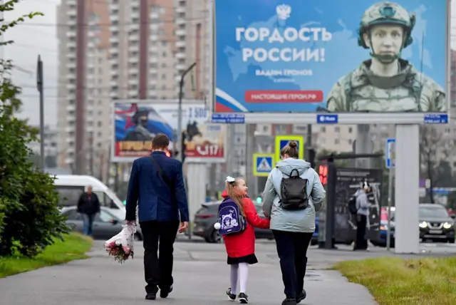 Білборд у Санкт-Петербурзі в Росії, який вшановує російських солдат, який воюють в Україні 